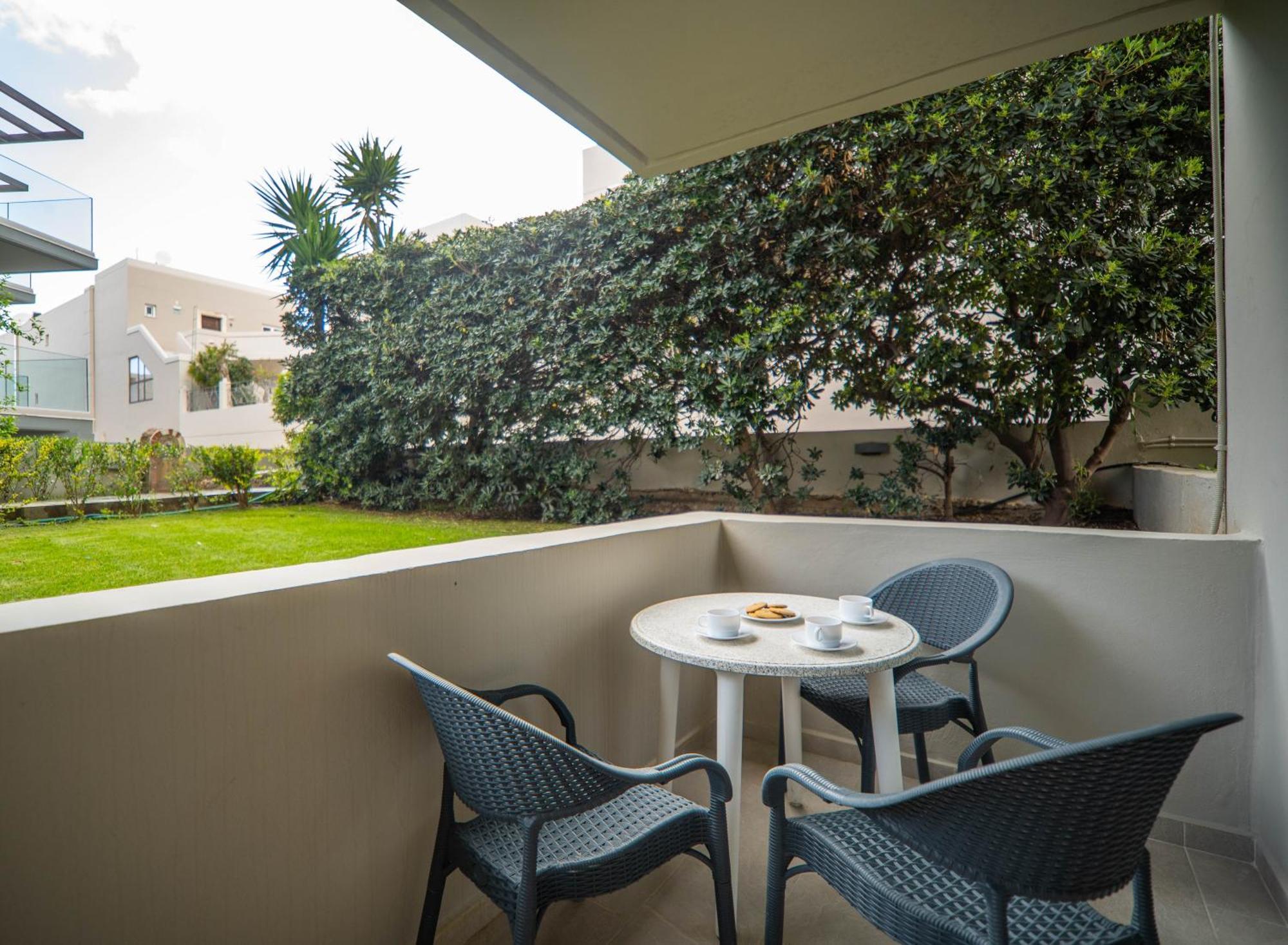 Agia Marina Manos Beachside Apartments מראה חיצוני תמונה