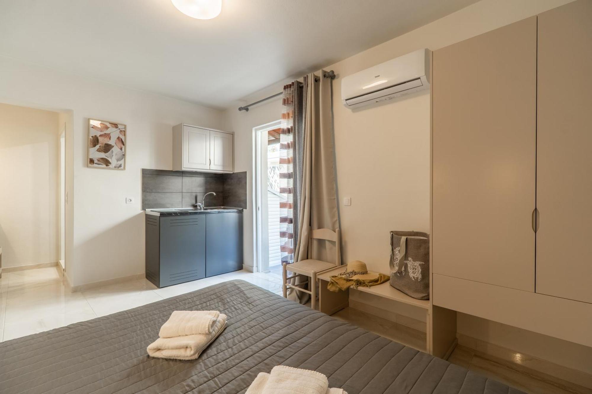 Agia Marina Manos Beachside Apartments מראה חיצוני תמונה