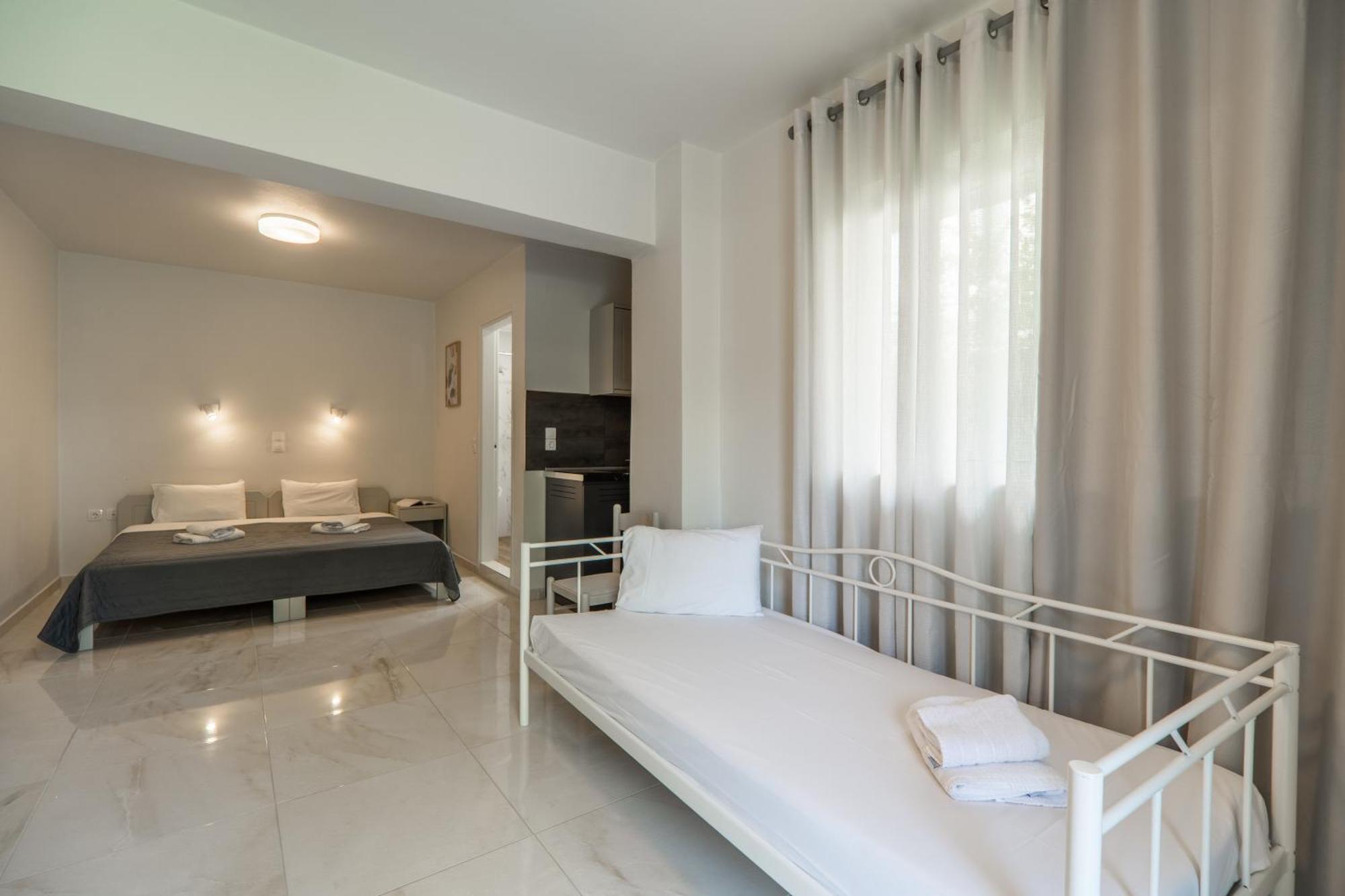 Agia Marina Manos Beachside Apartments מראה חיצוני תמונה