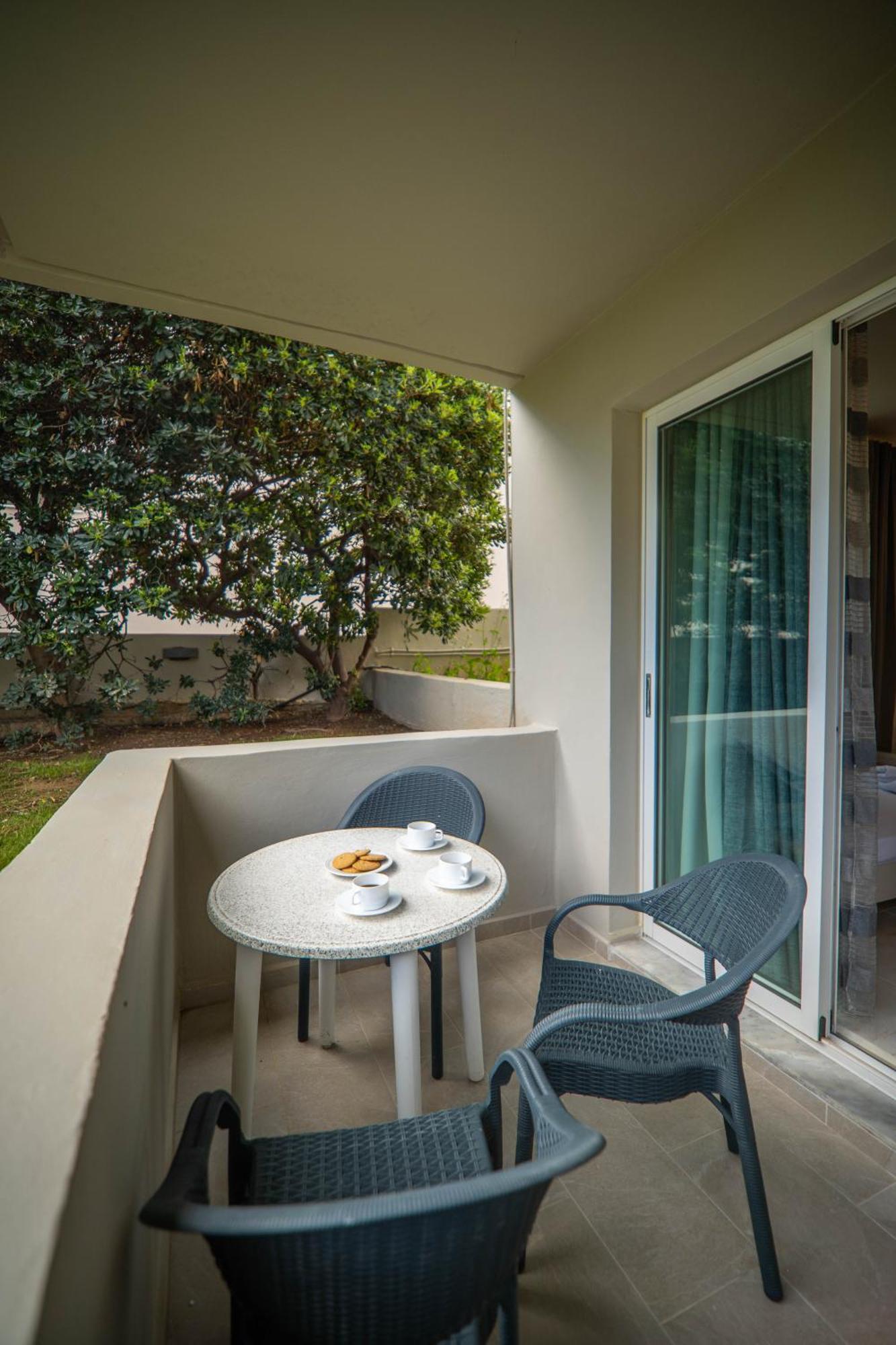 Agia Marina Manos Beachside Apartments מראה חיצוני תמונה