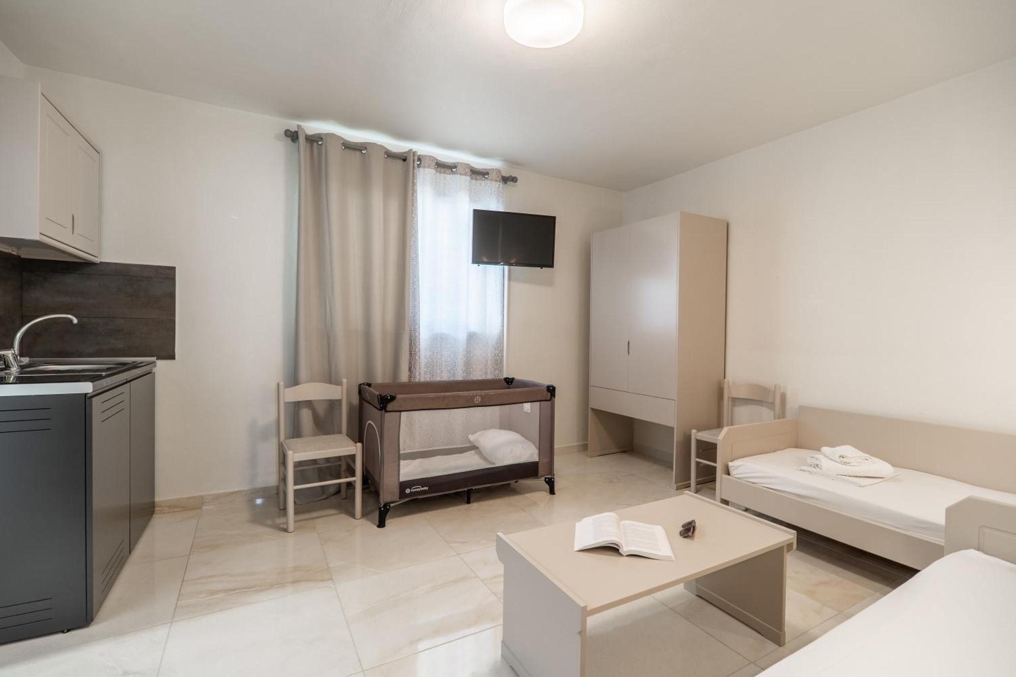 Agia Marina Manos Beachside Apartments חדר תמונה