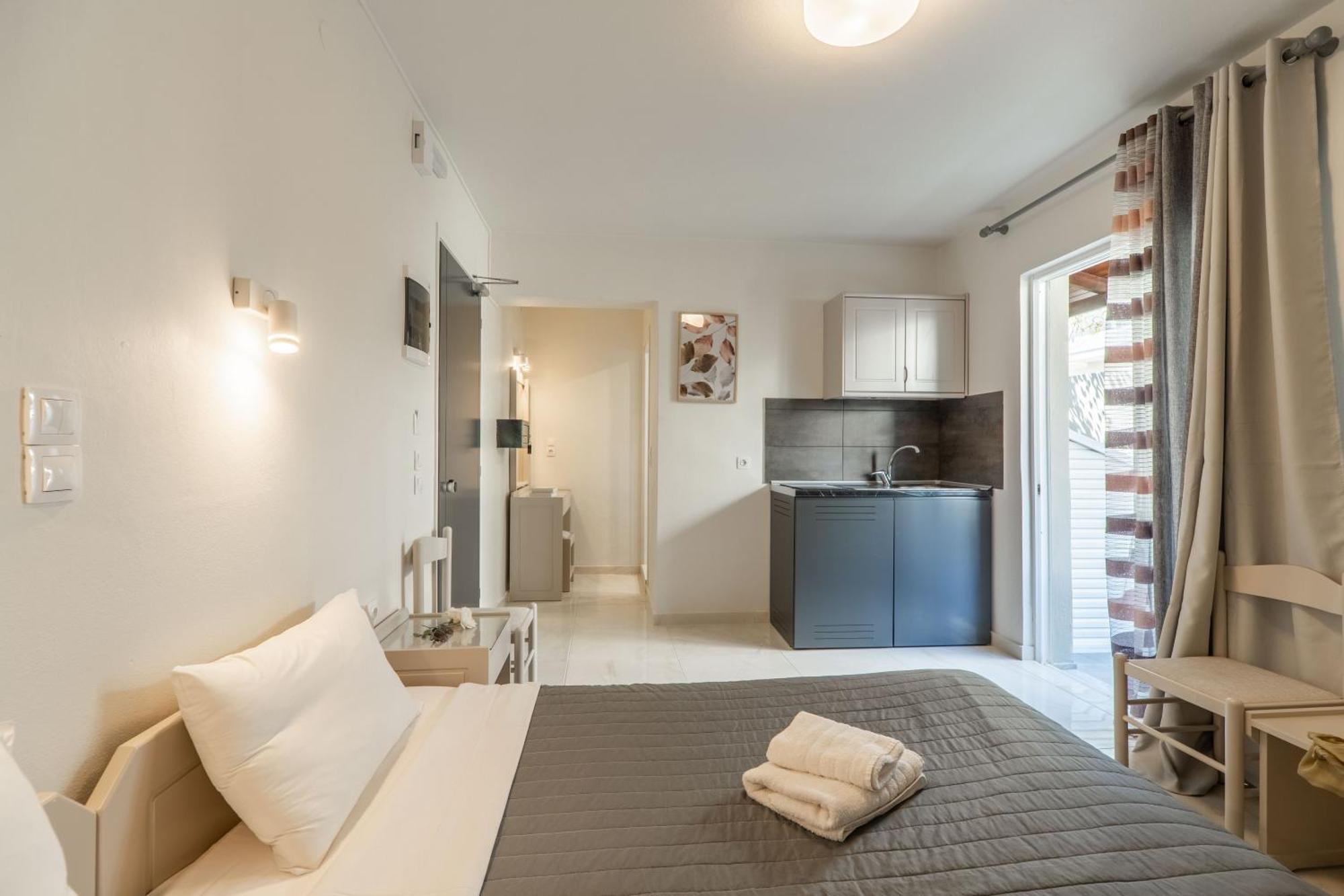 Agia Marina Manos Beachside Apartments מראה חיצוני תמונה