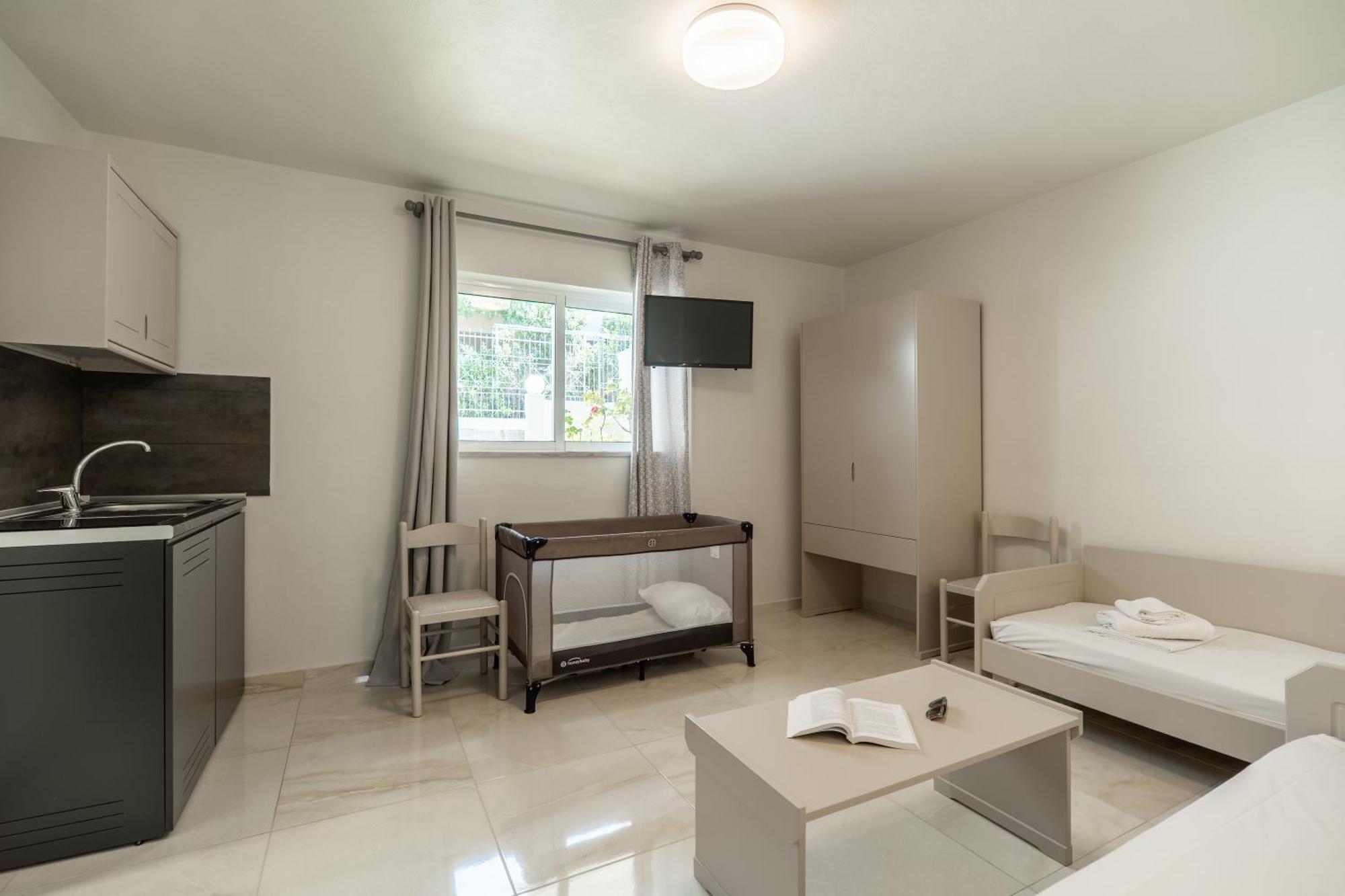 Agia Marina Manos Beachside Apartments חדר תמונה