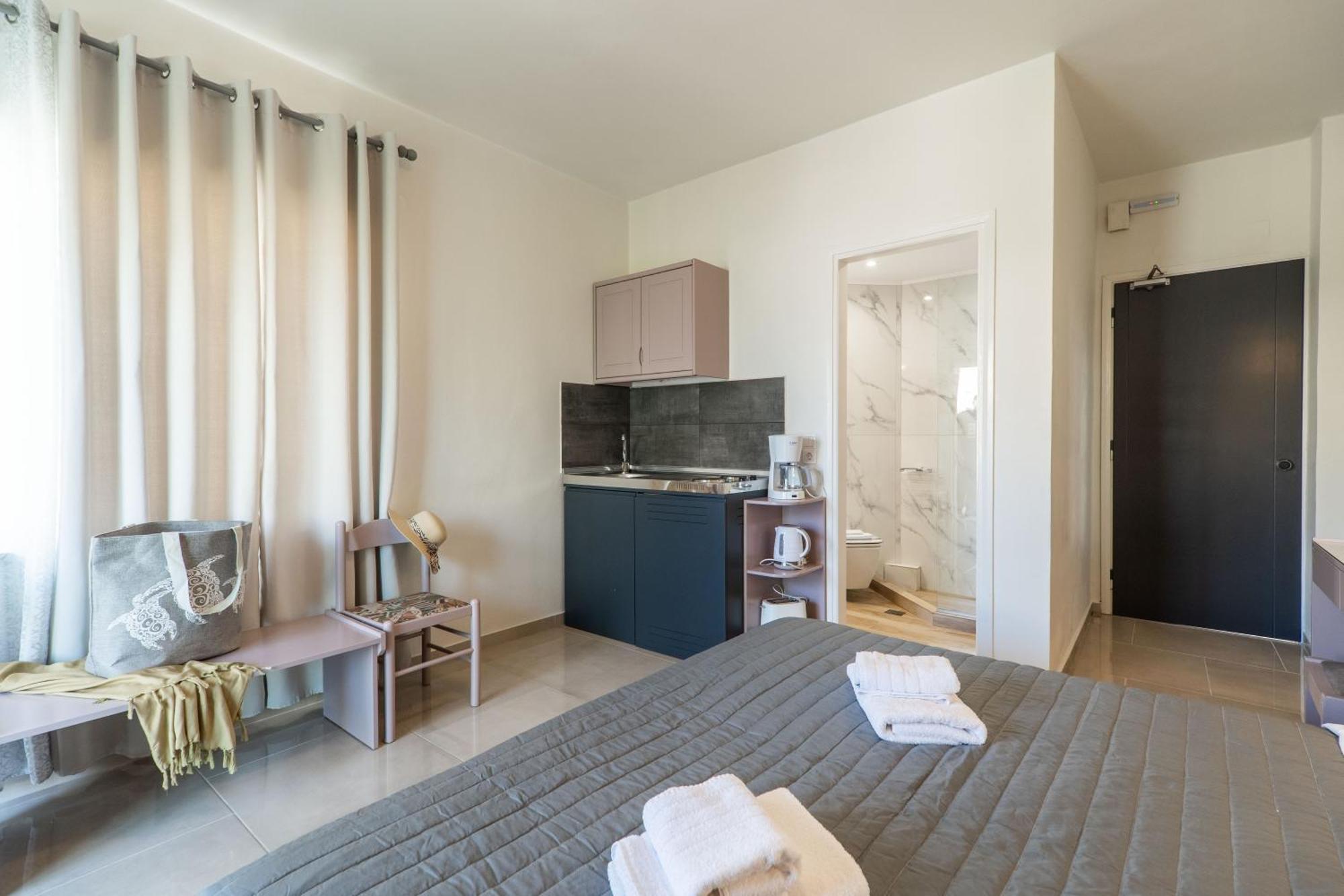 Agia Marina Manos Beachside Apartments מראה חיצוני תמונה