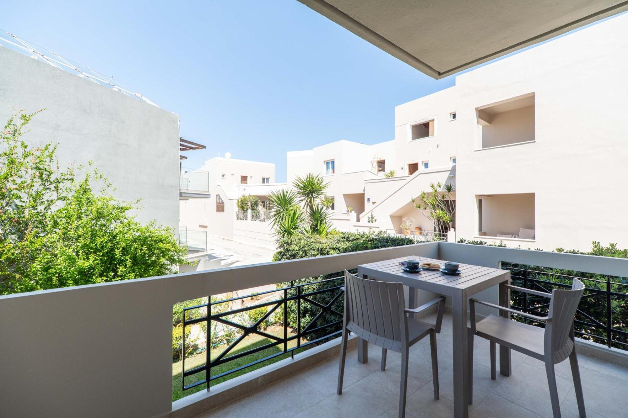 Agia Marina Manos Beachside Apartments מראה חיצוני תמונה